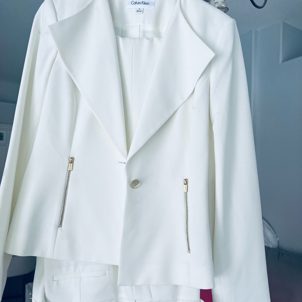 Calvin Klein 2 piece women’s white pant suit.